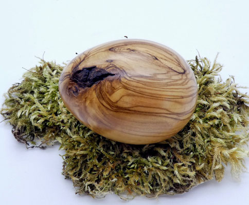 Osterei aus Olivenholz für das Osternest