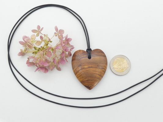 Herz-Anhänger aus Olivenholz