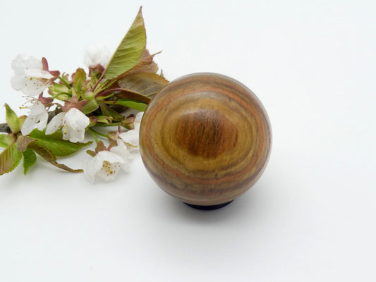 kleine Holzkugel aus Essigbaum 44 mm