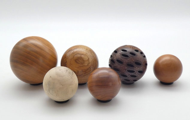 Holzkugel aus Olivkernesche, 64 mm