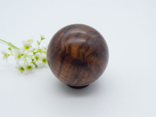 Holzkugel aus Nussbaumwurzel 47 mm