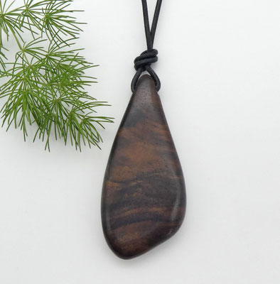 Schmuckanhänger aus Holz - Nussbaumwurzel