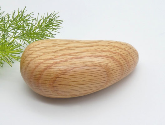 Handschmeichler aus Roteiche - Baum des Jahres 2025