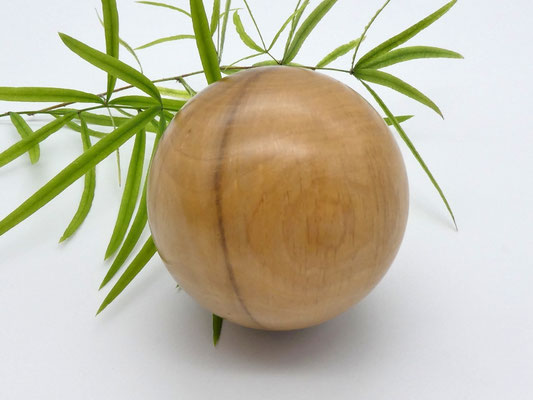 Holzkugel aus Haselnuss 70 mm