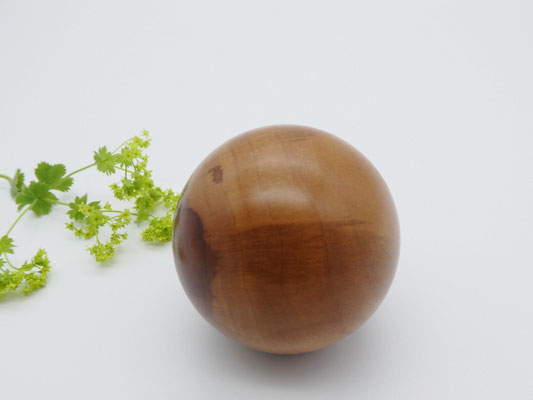 Holzkugel aus Apfelholz
