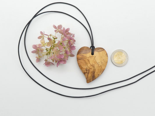 Herz-Anhänger aus Olivenholz