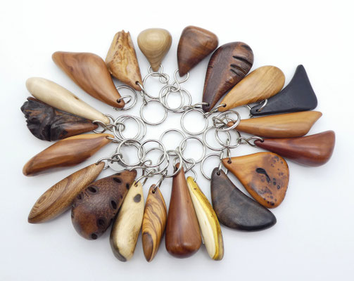 Schlüsselanhänger-Handschmeichler aus verschiedenen Hölzern