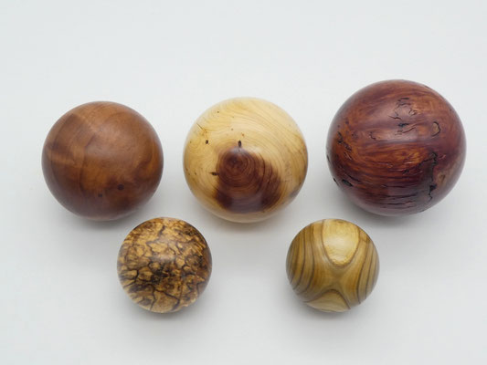 Holzkugeln aus verschiedenen Hölzern