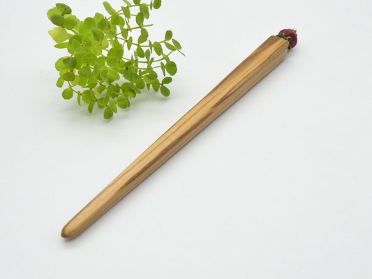 Haarstab aus Olivenholz & Koralle