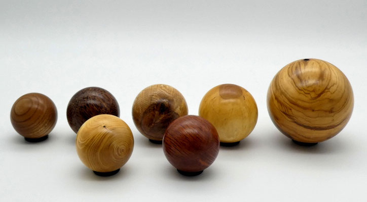 Holzkugeln aus verschiedenen Hölzern