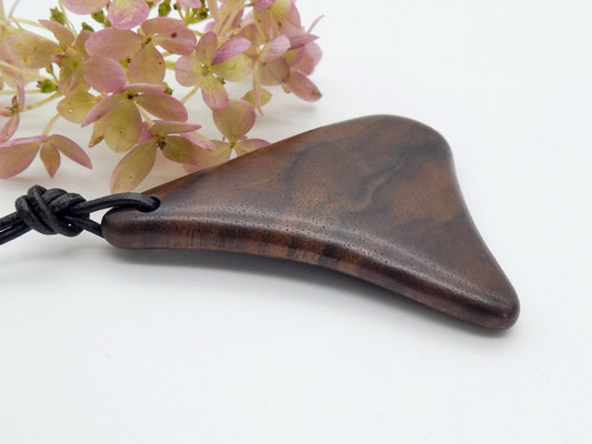 Schmuckanhänger aus Holz - Nusswurzel