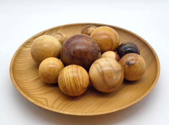 Holzkugeln aus verschiedenen Hölzern