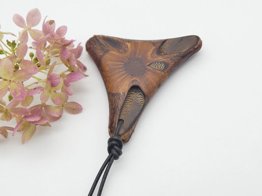 Schmuckanhänger aus einem Banksia-Zapfen