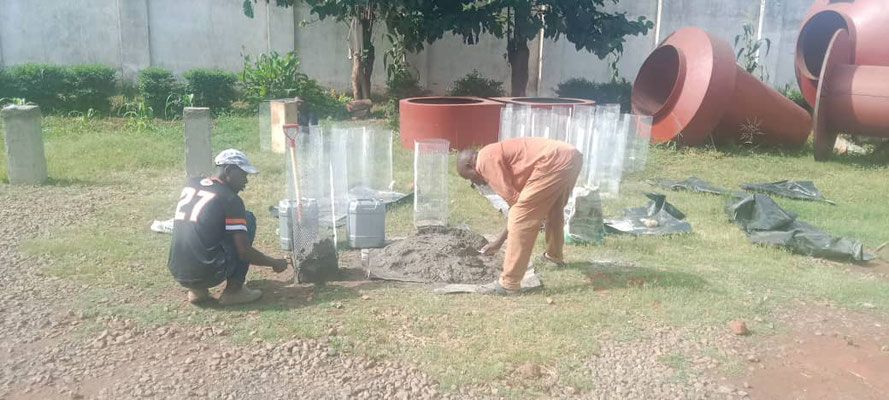 The bio-sand-waterfilters are made out of locally available materials.