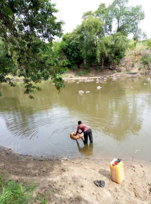 Before the GoodTextiles Foundation's project was realised, people had to fetch water from a river. ©Aid by Trade Foundation