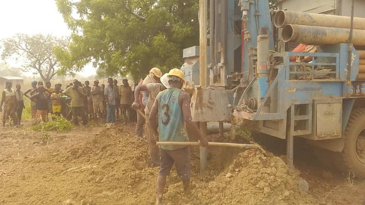 GoodTextiles Foundation project: Men drilling holes in the ground into which water pumps are then installed. ©Aid by Trade Foundation