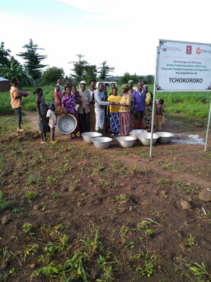 People with containers to get water of a new well, a project realised by GoodTextiles Foundation in cooperation with Cotton made in Africa. ©Aid by Trade Foundation