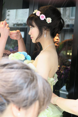 花嫁ドレスフィッティングとヘアメイク。