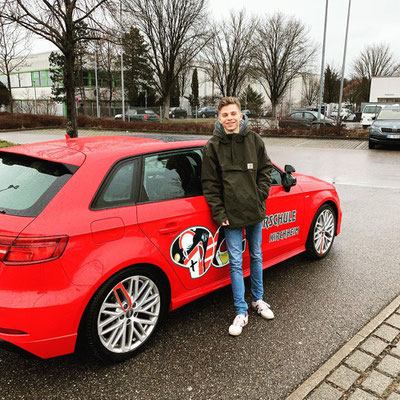 DC Fahrschule: Neuer Führerschein. Fahrschüler nach bestandener Fahrprüfung. Bild 59