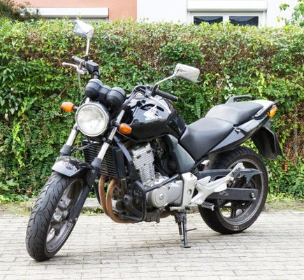 DC Fahrschule: Unser Motorrad für die Fahrstunden und die Fahrprüfungen der Führerscheinklasse A2. Die Honda CBF 500. Bild 1