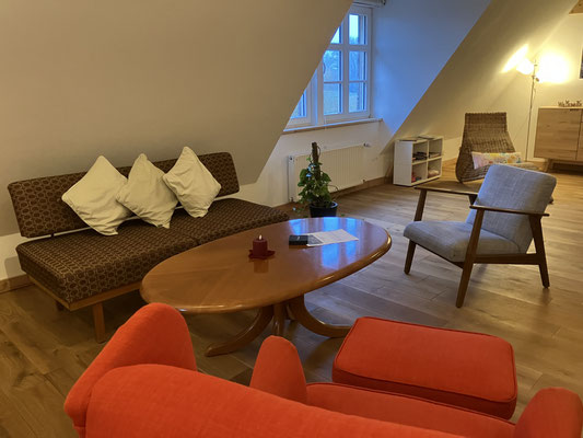 Sitzecke mit Fernseher