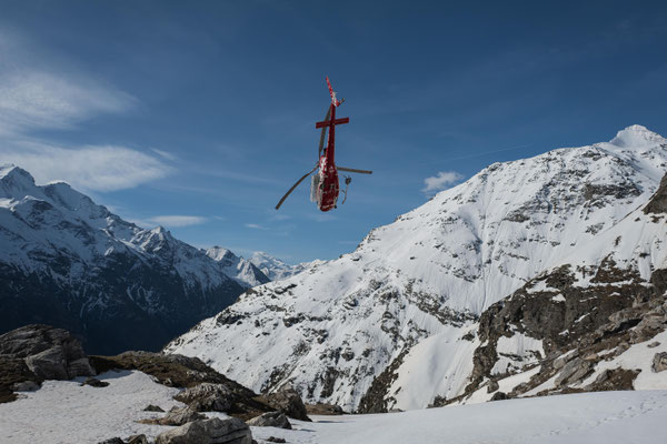 Heli im Sturzflug zum nächsten Einsatz in Zermatt