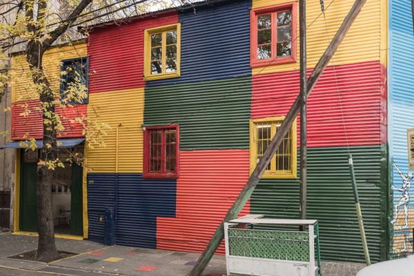 Caminito, immigrants painted their houses with leftover paint given away at the shipyards