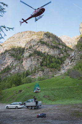 Materialtransport mit dem Helikopter auf die Alm im Blattbachtal