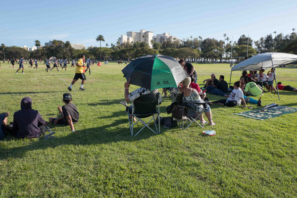 Saturday afternoon at Kapiolani Park: sports and family meeting place