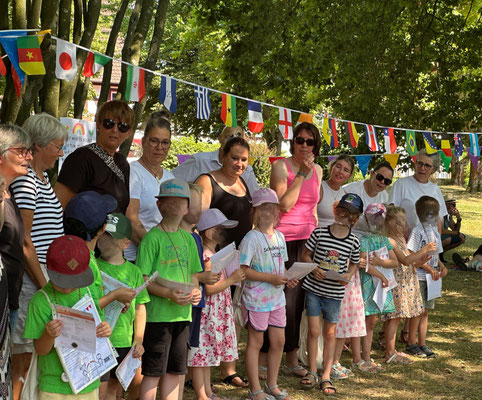 Die Kinder mit ihren Betreuerinnen