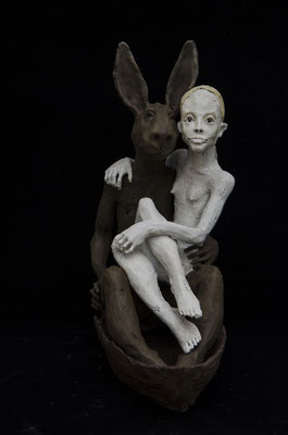 la fille et le lièvre  2017 Terracotta 63 x 51 x 30 cm