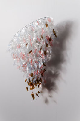 Kronleuchter II, 2015, Plastikflaschen (recycelt), Draht, 75 x 75 x 90 cm