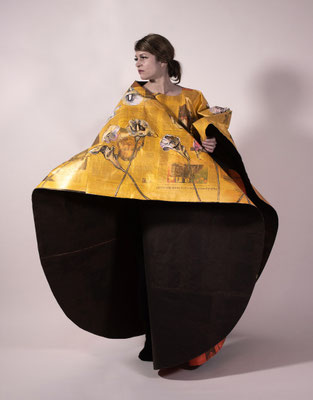 UNVERKÄUFLICH !!! ROBE III  2021 Zeitungspapier, Vlieseline, Acrylfarbe, Garn  300 x 180 cm