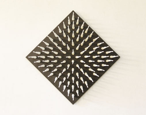 Hommage 2017 Bisquit-Porzellan auf pigmentierter Holzfaser, 100-teilig (Nachgüsse von Barbie-Bein-Paaren)  HxBxT  50 x 50 x 13 cm