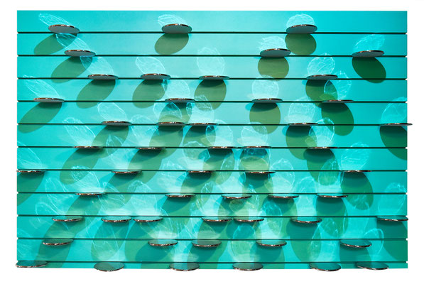 AQUA I 2020 glasiertes Porzellan, Platin, Acryllack + Licht auf genutetem MDF  80 x 120 x 10 cm