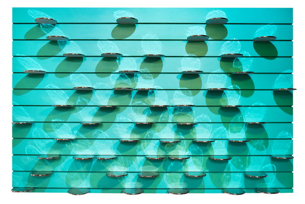 AQUA I 2020 glasiertes Porzellan, Platin, Acryllack + Licht auf genutetem MDF  80 x 120 x 10 cm