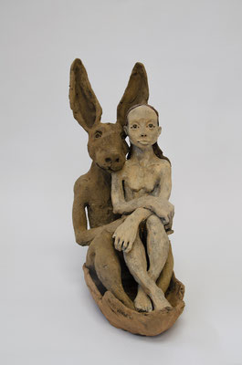 VERKAUFT !!! LA FEMME + LE LIÈVRE DANS LA BARQUE // Frau + Hase im Boot 2024 Terracotta 60 x 25 x 40 cm