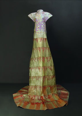 Brautkleid V,  2013, Mülltüten, Garn, Pailletten, Haken, Ösen, ca. 220 cm