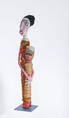 LA GARDIENNE 2021 Mixed Media, Stickerei, Seide, Wolle Kordel; Sockel aus blauem Stein  75 cm 