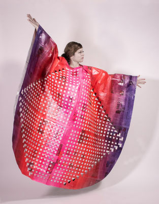 UNVERKÄUFLICH !!! ROBE IX  2021 Zeitungspapier, Vlieseline, Acrylfarbe, Garn  300 x 180 cm