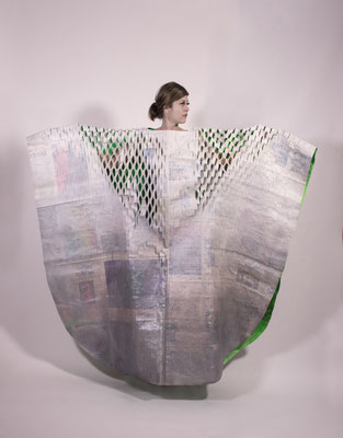 UNVERKÄUFLICH !!! ROBE V 2021 Zeitungspapier, Vlieseline, Acrylfarbe, Garn  300 x 180 cm