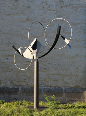 CYCLE III 2018 kinetische Stahlskulptur vierteilig / gebogen / geschweißt / montiert Rollenlager/ Kugellager/ Oberfläche beschichtet mit RAL DB 703  230 x 205 x 205 cm