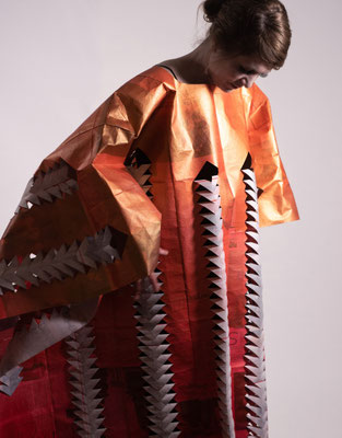 UNVERKÄUFLICH !!! ROBE VII  2021 Zeitungspapier, Vlieseline, Acrylfarbe, Garn  300 x 180 cm