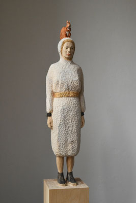 VERKAUFT !!! GEFÄHRTEN: FRAU MIT EICHHÖRNCHEN 2024 Linde  65 x 12 x 12 cm