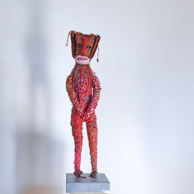 FREAKS TOTEM 2021 Mixed Media, Stickerei, Seide, alter Stoff, Faden, Sockel aus blauem Stein  75 cm