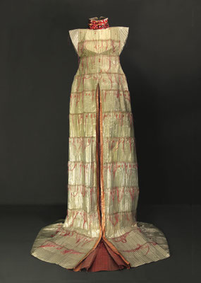 Brautkleid VI,  2014, Mülltüten, Nerz, Garn, Perlen, ca. 220 cm