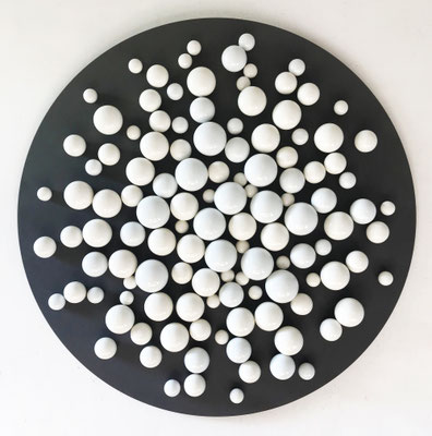 Pulse I 2019 Glasiertes Porzellan auf pigmentierter Holzfaser, 122-teilig  100 x 100 x 9 cm