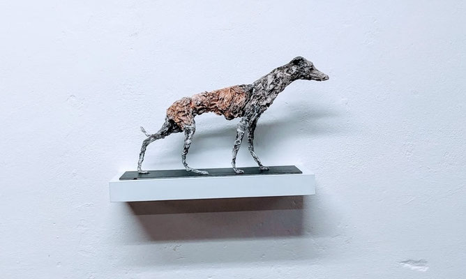 Windhund 2022 Gips  23 x 42 x 11 cm