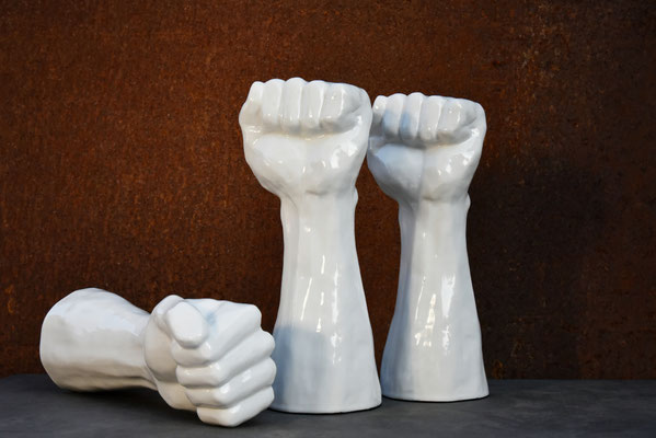 Es irrt der Mensch …  2017 Porzellan, Konfetti  lebensgroße Nachbildung einer linken Faust