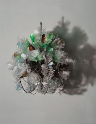 Kronleuchter VII 2016  Plastikflaschen recycelt, Draht  60 x 56 x 56 cm
